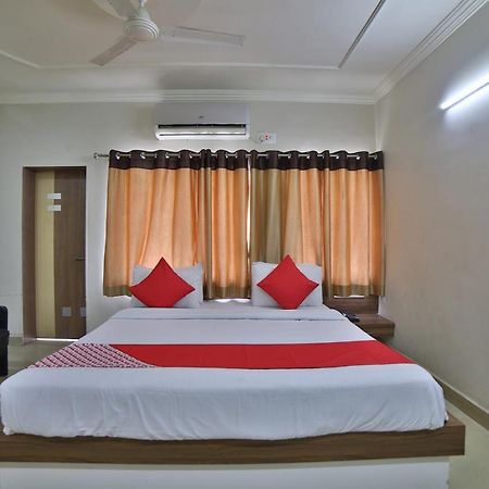 Oyo 41929 Hotel Loyal Residency Jāmnagar Екстериор снимка