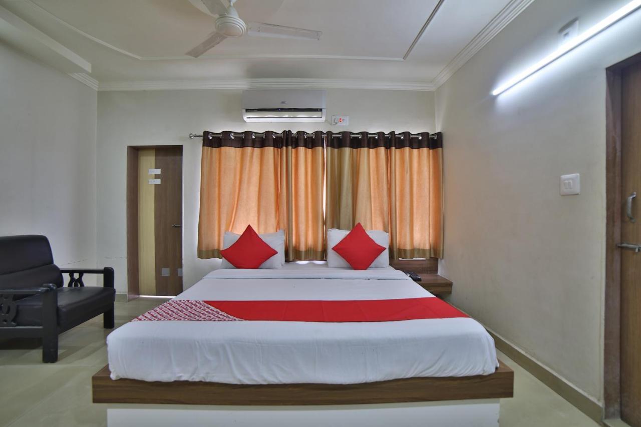 Oyo 41929 Hotel Loyal Residency Jāmnagar Екстериор снимка