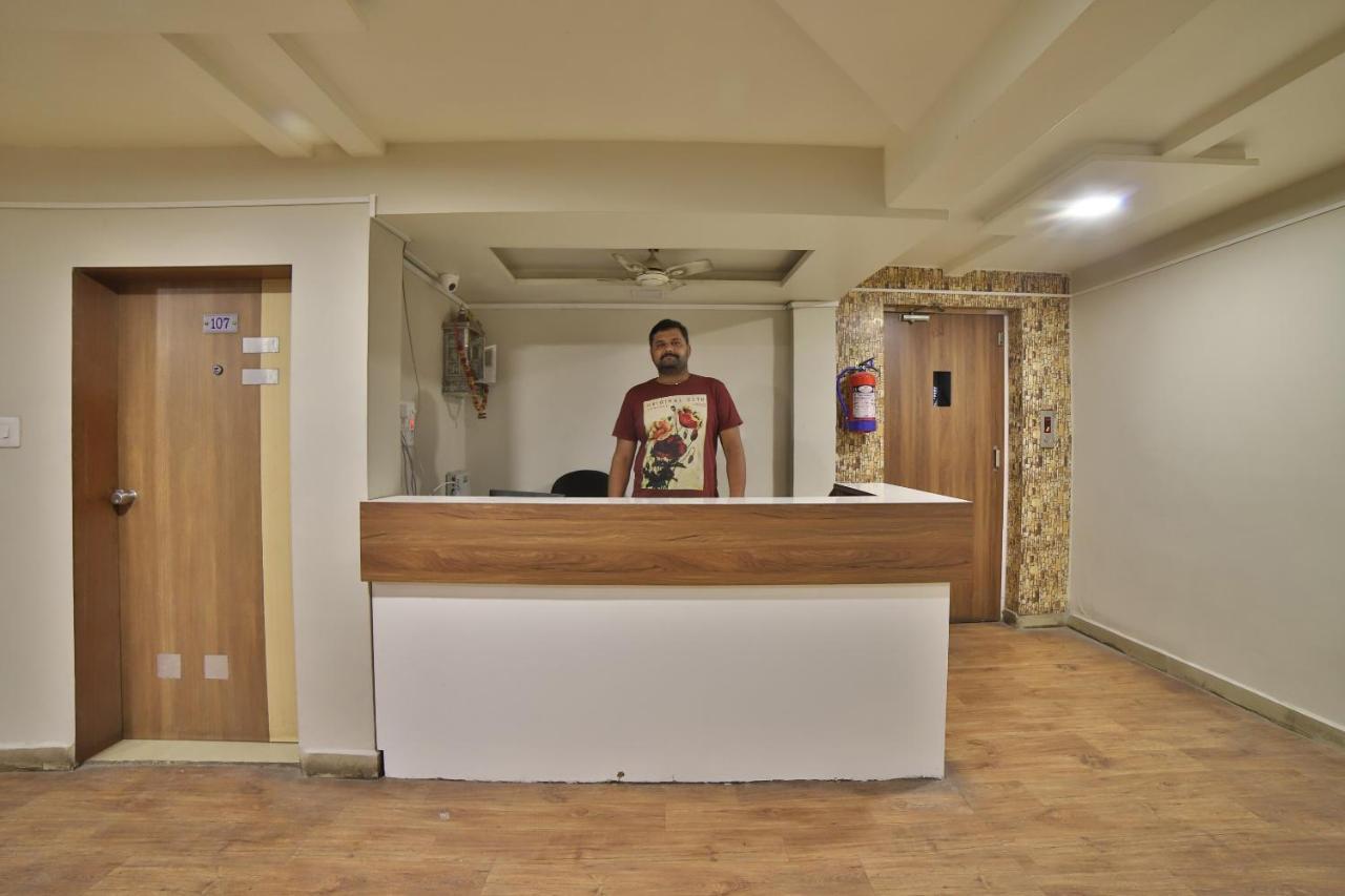 Oyo 41929 Hotel Loyal Residency Jāmnagar Екстериор снимка