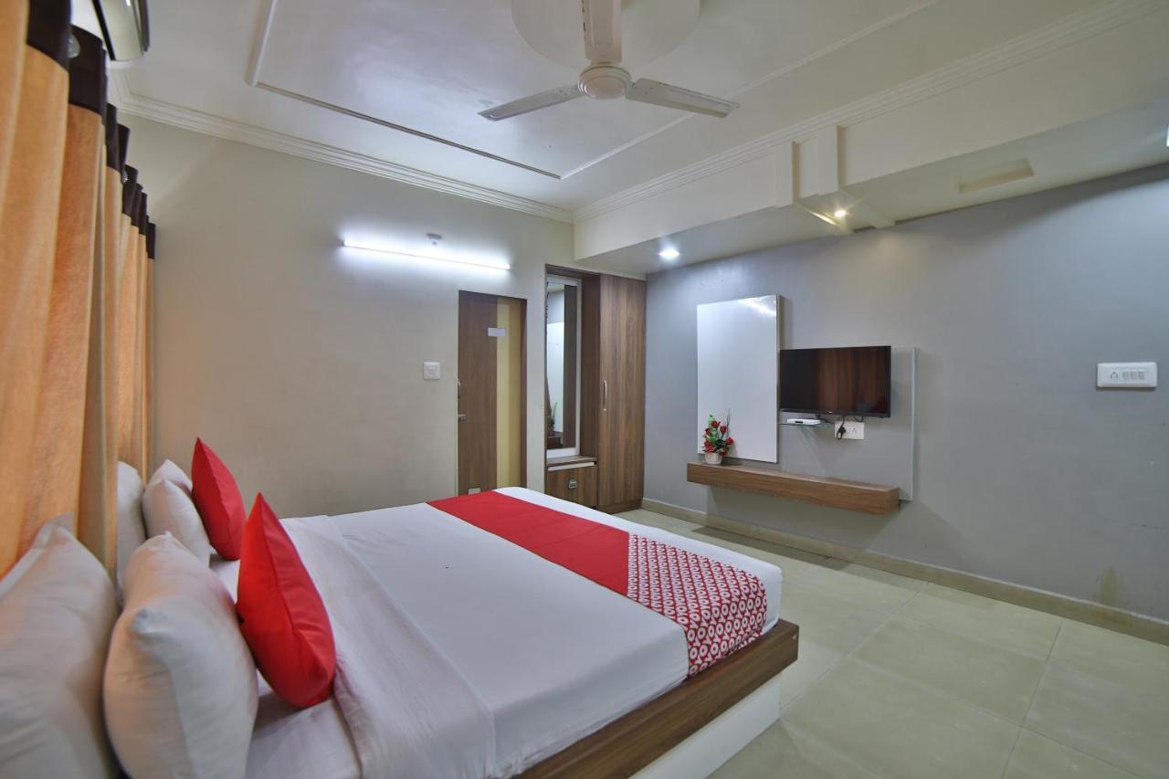 Oyo 41929 Hotel Loyal Residency Jāmnagar Екстериор снимка