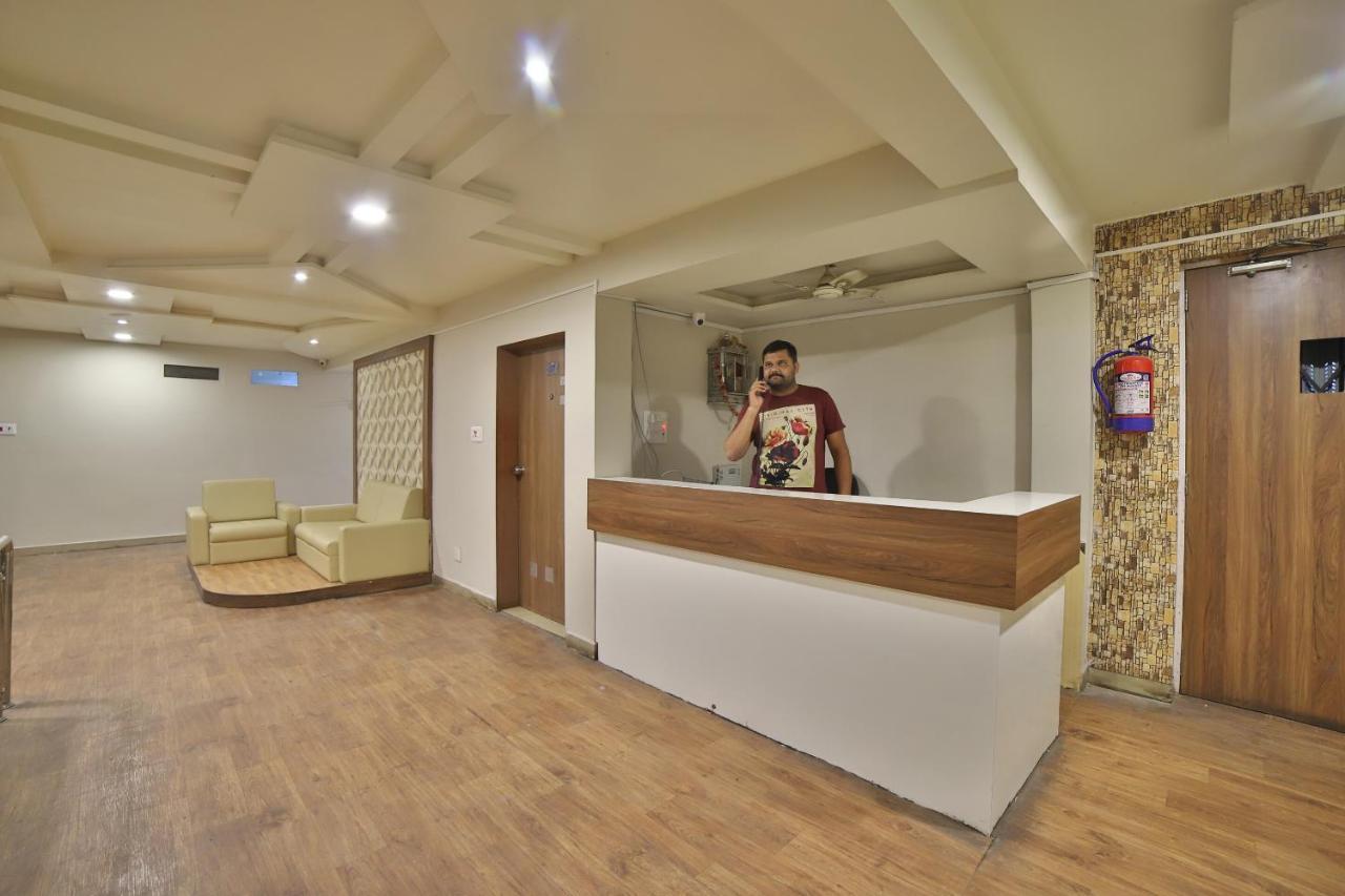 Oyo 41929 Hotel Loyal Residency Jāmnagar Екстериор снимка