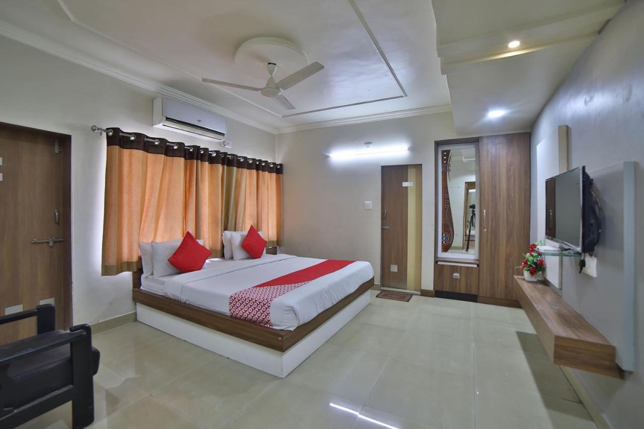 Oyo 41929 Hotel Loyal Residency Jāmnagar Екстериор снимка