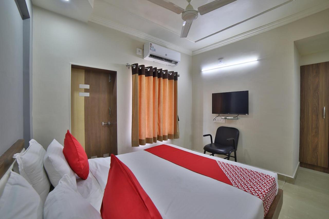 Oyo 41929 Hotel Loyal Residency Jāmnagar Екстериор снимка