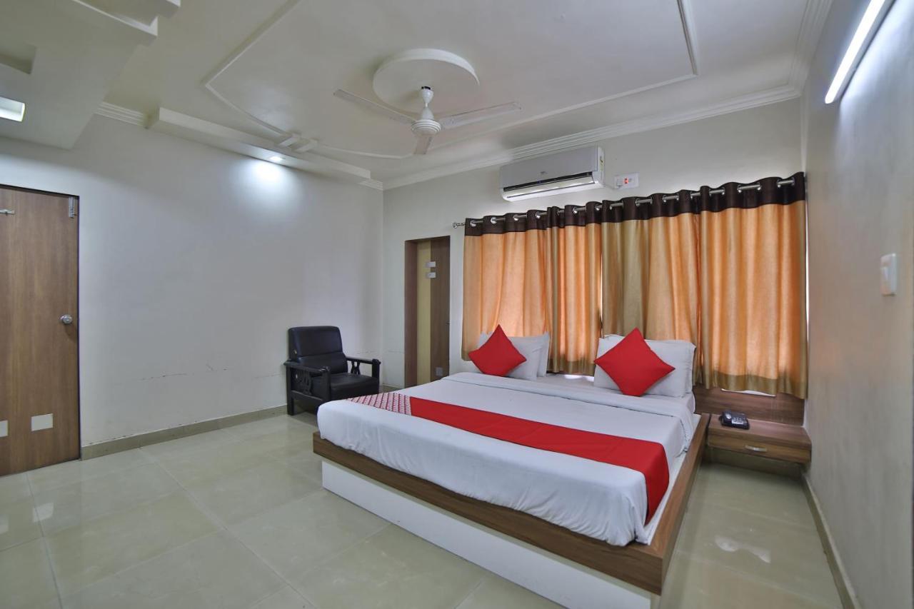 Oyo 41929 Hotel Loyal Residency Jāmnagar Екстериор снимка