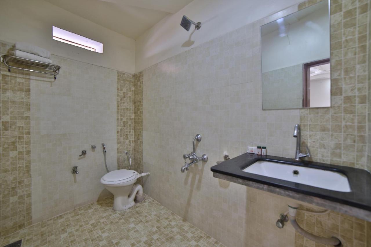 Oyo 41929 Hotel Loyal Residency Jāmnagar Екстериор снимка