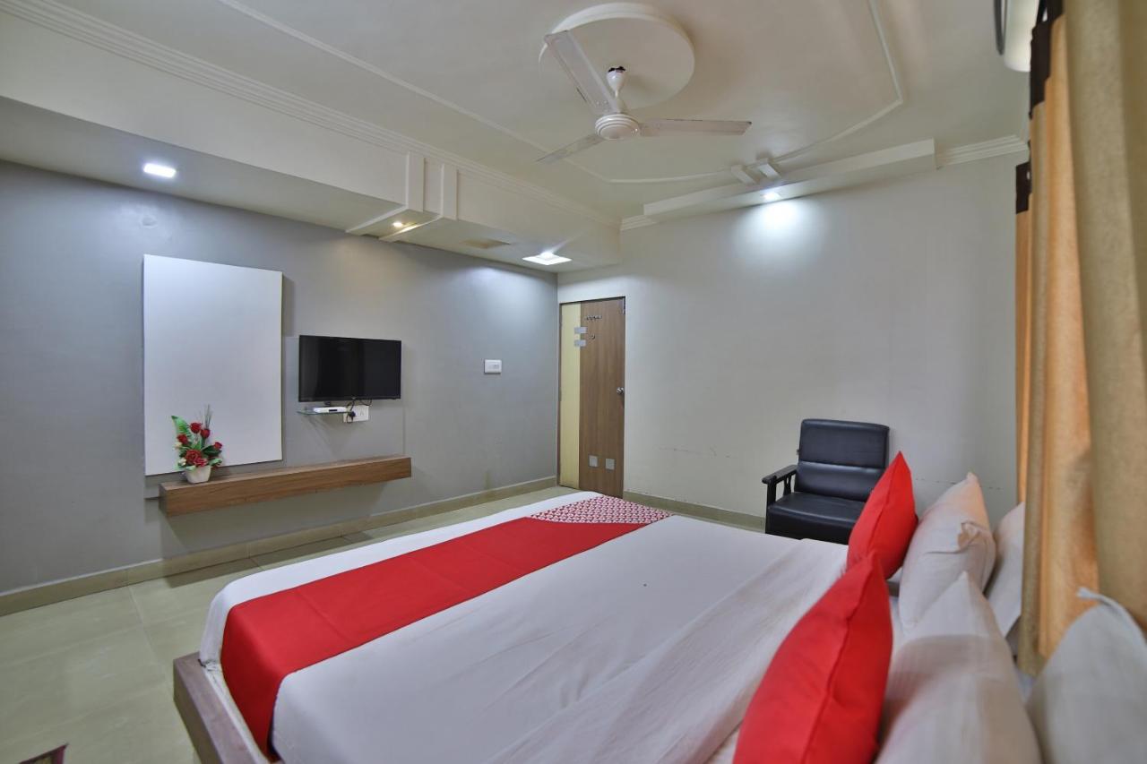 Oyo 41929 Hotel Loyal Residency Jāmnagar Екстериор снимка