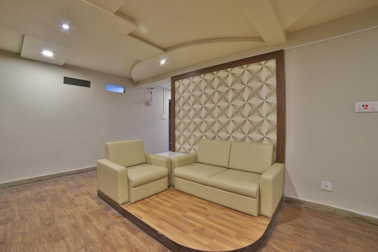 Oyo 41929 Hotel Loyal Residency Jāmnagar Екстериор снимка